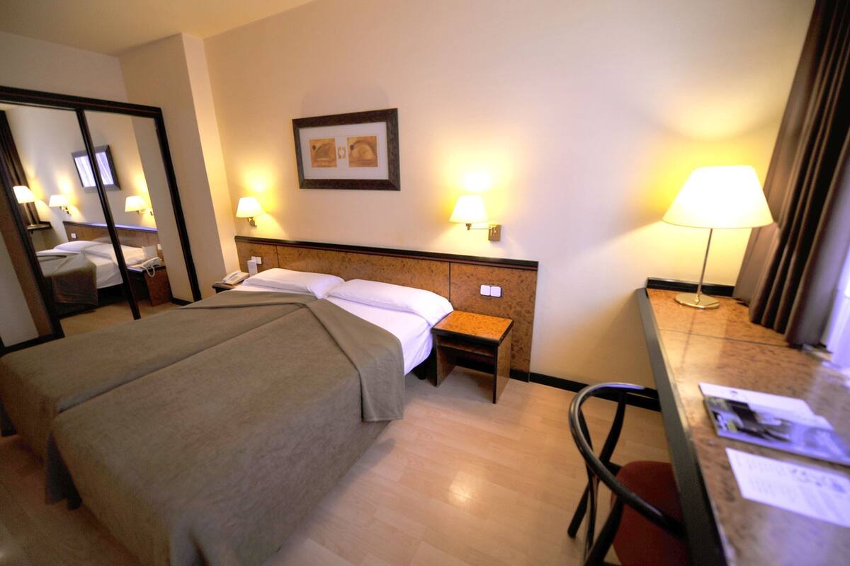 Minibaari, tallelokero huoneessa, työpöytä