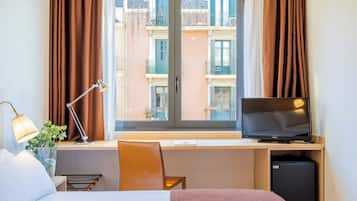 Minibar, coffres-forts dans les chambres, bureau