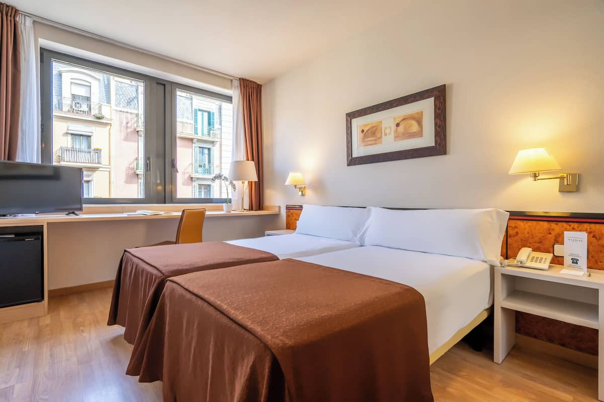 Superior-Doppelzimmer, Straßenansicht | Minibar, Zimmersafe, Schreibtisch, laptopgeeigneter Arbeitsplatz