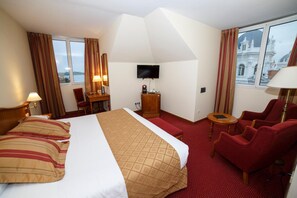 In-room safe, desk, free cribs/infant beds, free WiFi - Hotel Hoyuela (Santander)