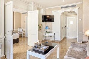 Suite, terrasse | Draps en coton égyptien, literie de qualité, minibar, coffre-fort