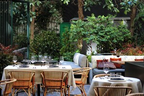 Petit déjeuner, déjeuner et dîner servis sur place