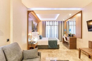 Egyptian cotton sheets, premium bedding, minibar, in-room safe