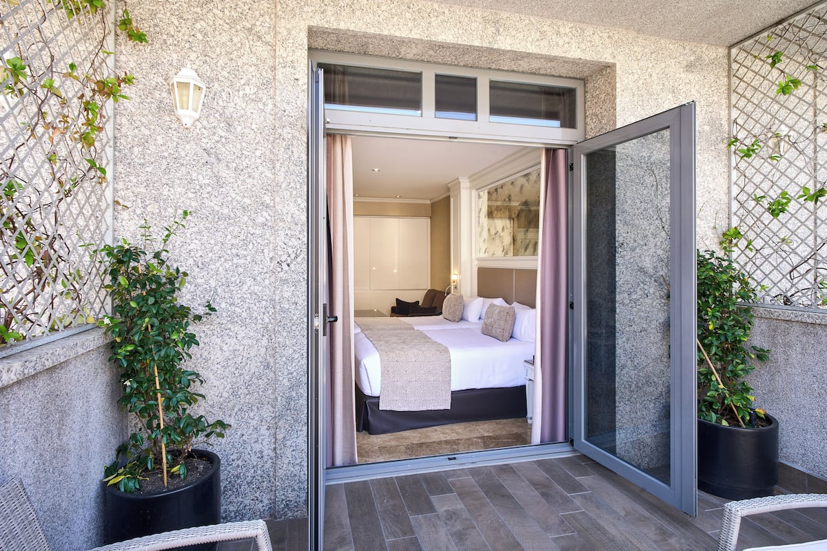 1 bedroom, egyptian cotton sheets, premium bedding, minibar