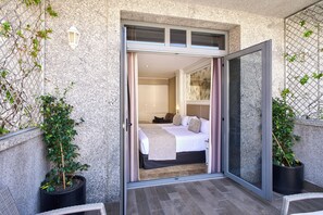 Egyptian cotton sheets, premium bedding, minibar, in-room safe