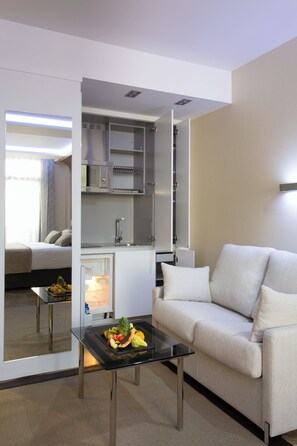 Refrigerador, microondas y cafetera de espresso