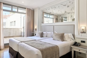 Suite, Terraza | Sábanas de algodón egipcio, ropa de cama de alta calidad y minibar