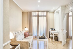 Suite, Terraza | Sábanas de algodón egipcio, ropa de cama de alta calidad y minibar