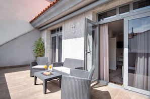 Suite, Terraza | Sábanas de algodón egipcio, ropa de cama de alta calidad y minibar