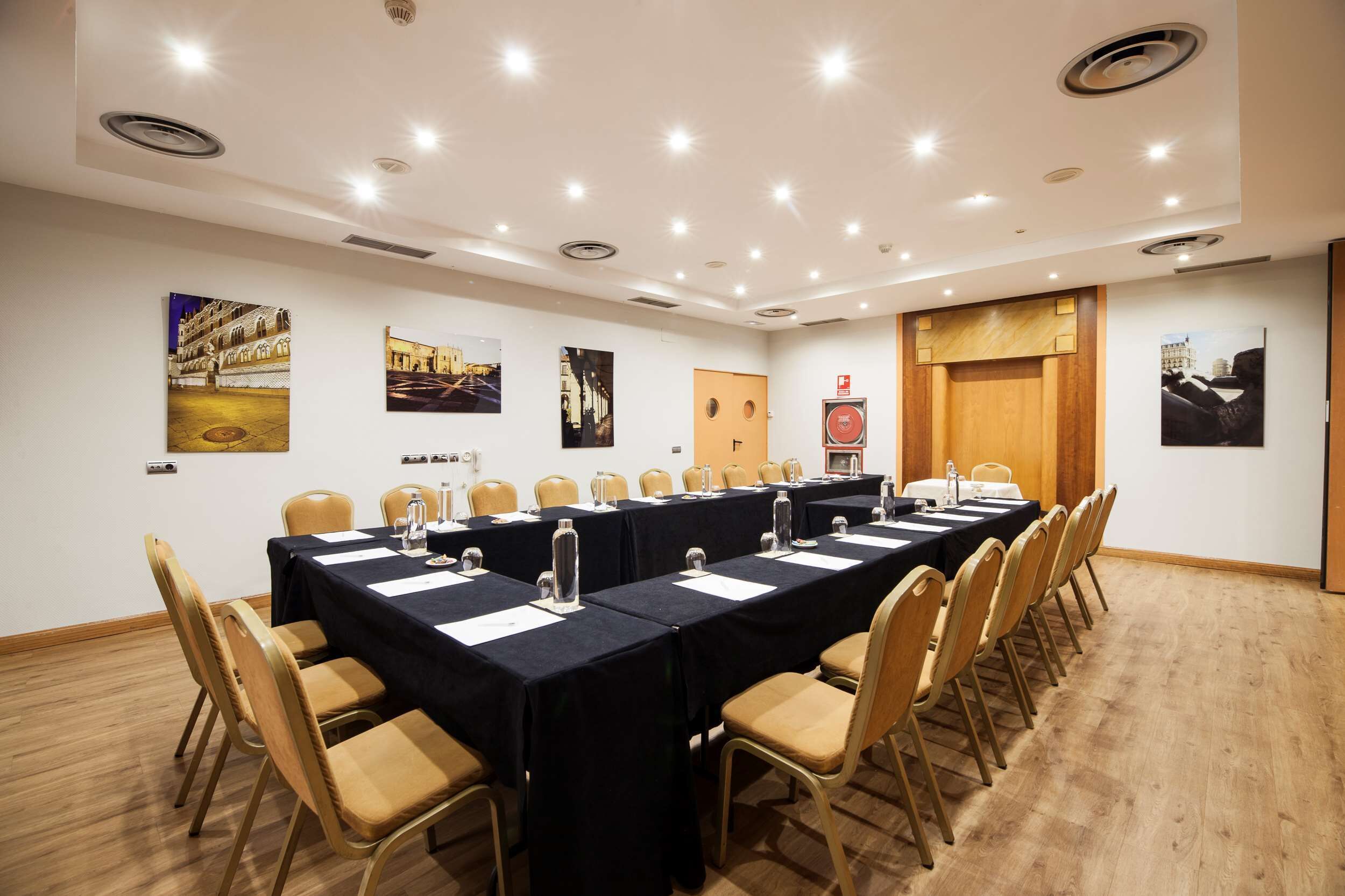 Photo - Silken Luis de León