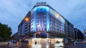 Ein mehrstöckiges Hotel mit einem auffälligen Schild, auf dem "HOTEL *** LUIS B LEÓN ***" steht.