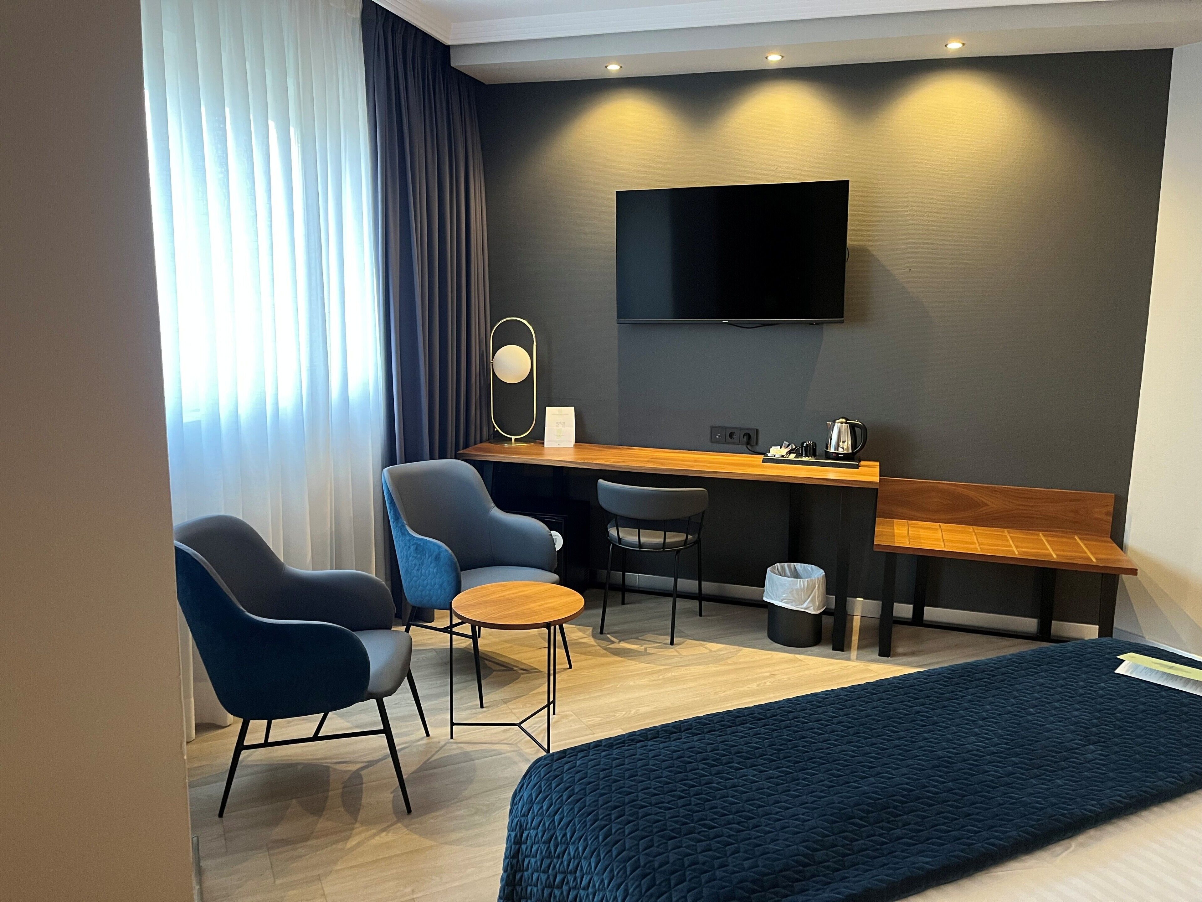 Een minibar, een kluis op de kamer, een bureau, een laptopwerkplek