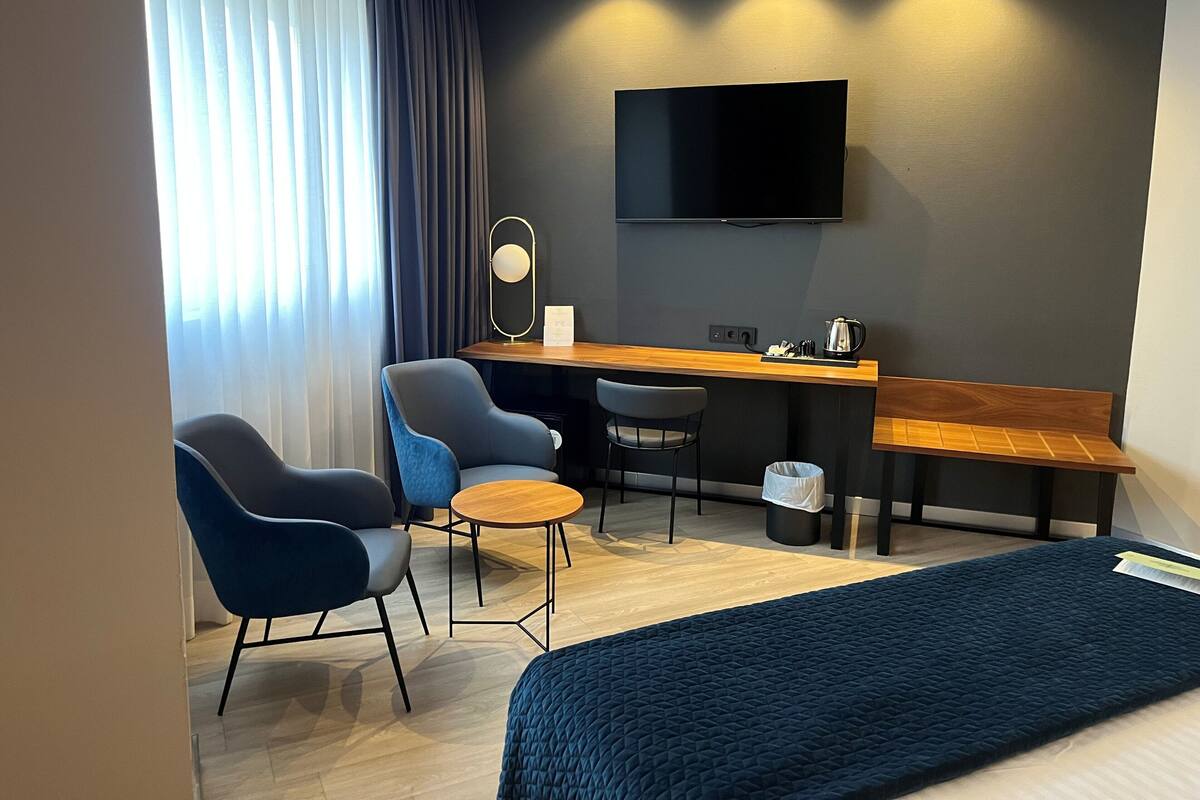 Minibar, caja de seguridad en la habitación y escritorio 