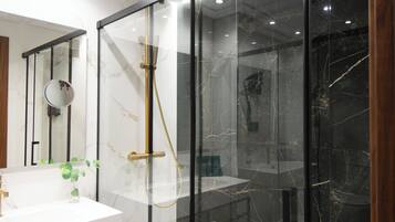 Ducha y bañera combinadas, secador de pelo, albornoces y bidé
