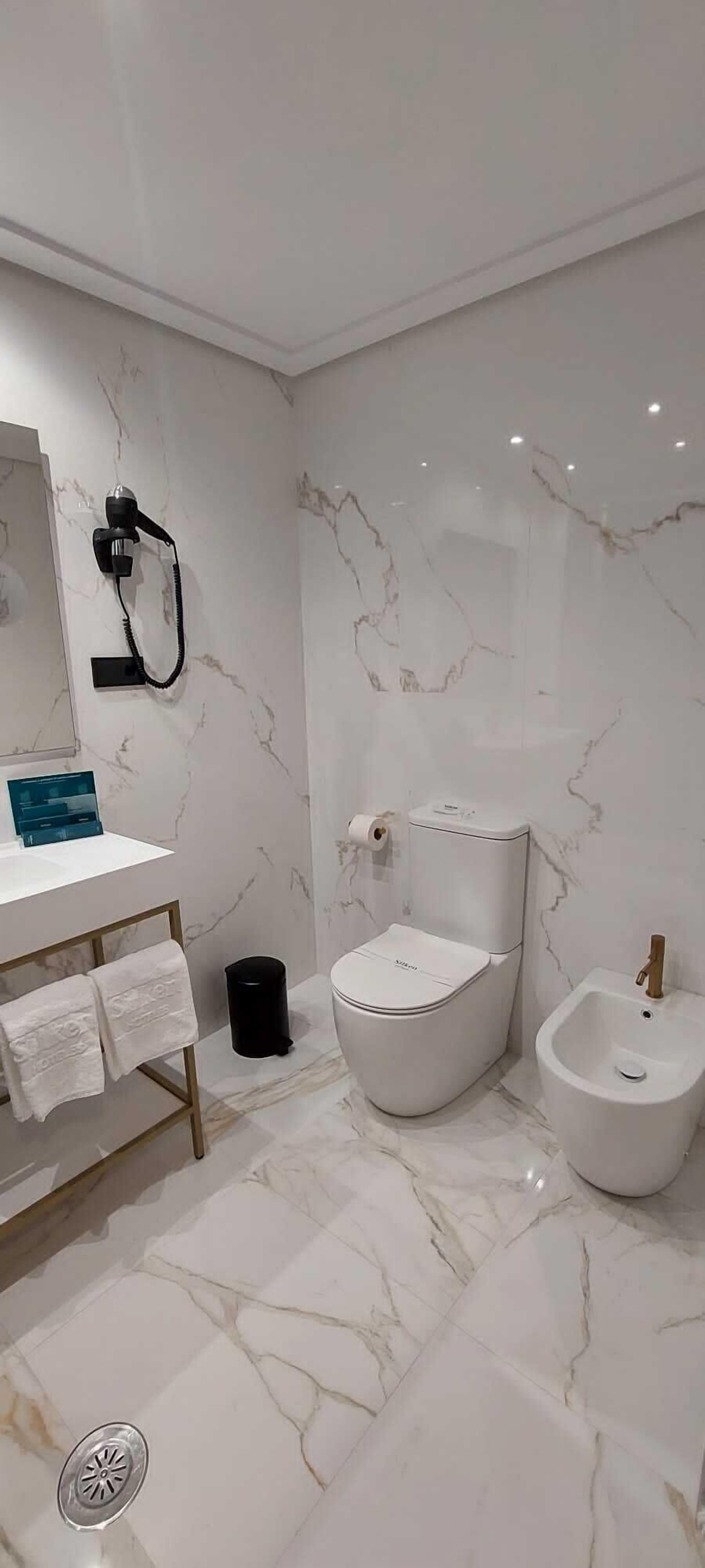 Photo - Silken Luis de León