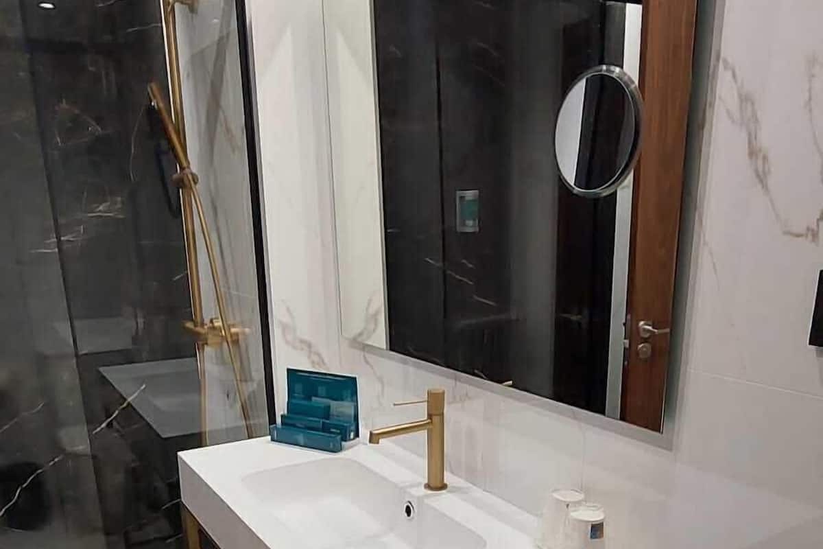 deluxe room | bathroom | combined shower/bathtub, hair dryer, bathrobes, bidet
