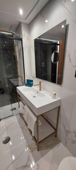 Deluxe Room | Bathroom | Combined shower/bathtub, hair dryer, bathrobes, bidet - Hotel Silken Luis de León (León)