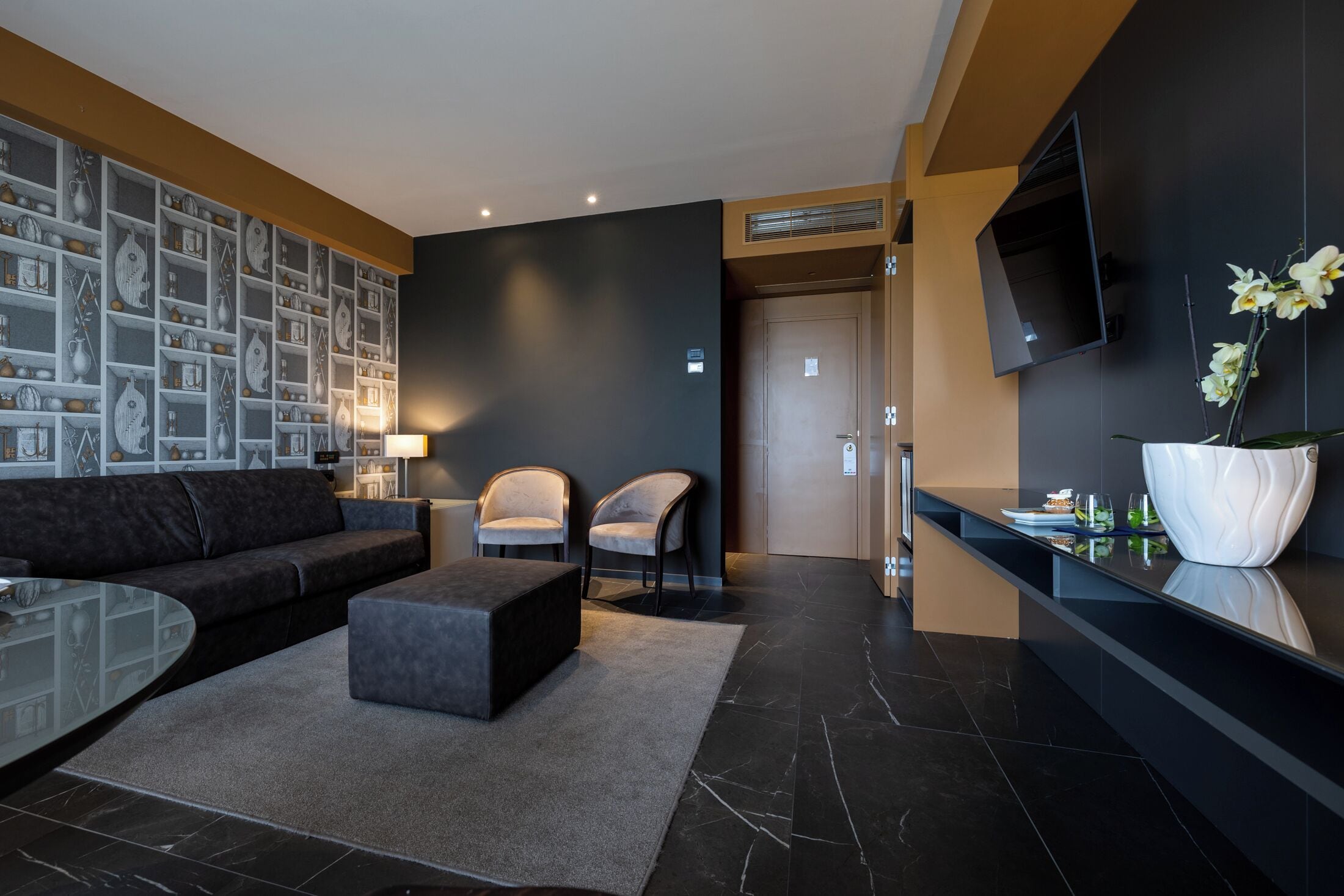 executive suite | premium bedding, pillow-top beds, minibar, in-room safe