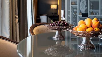 Executive Suite | Premium bedding, pillowtop beds, minibar, in-room safe