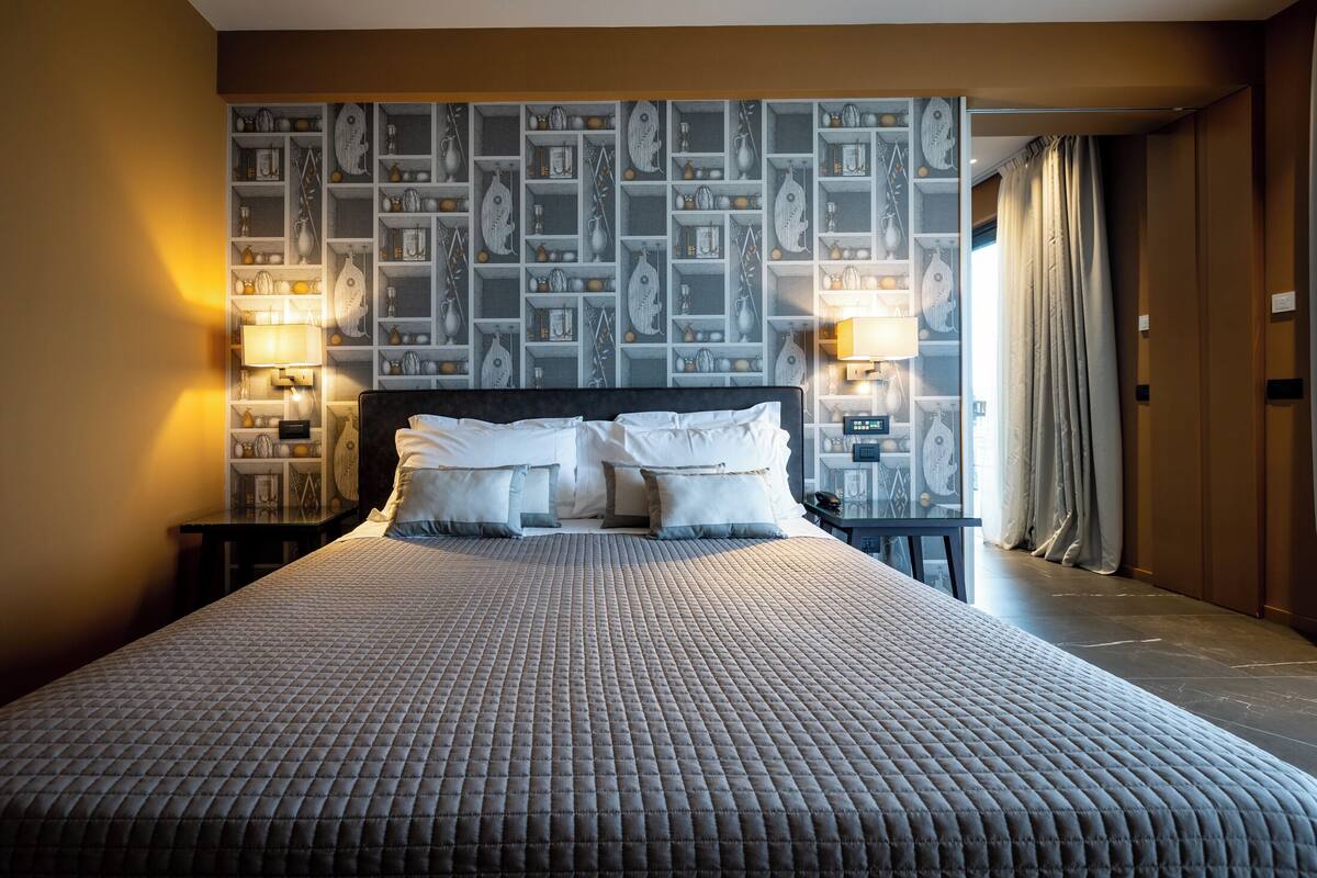 executive suite | premium bedding, pillow-top beds, minibar, in-room safe