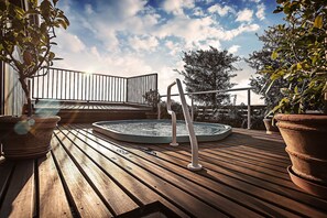 Outdoor spa tub - Grand Hotel San Marino (San Marino)
