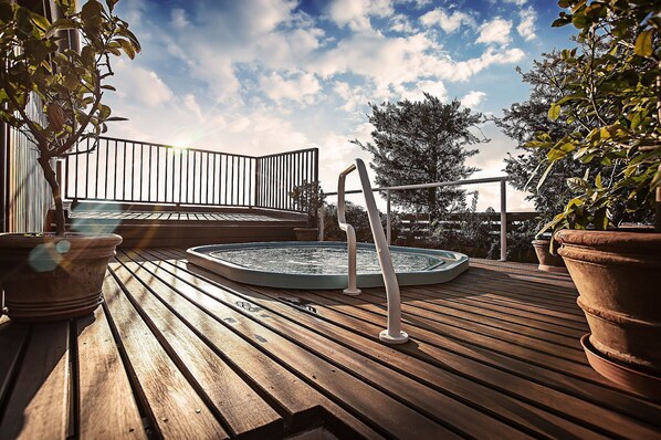 Outdoor spa tub