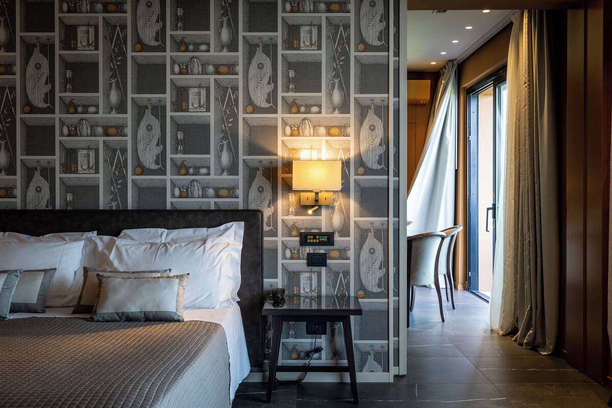 executive suite | premium bedding, pillow-top beds, minibar, in-room safe