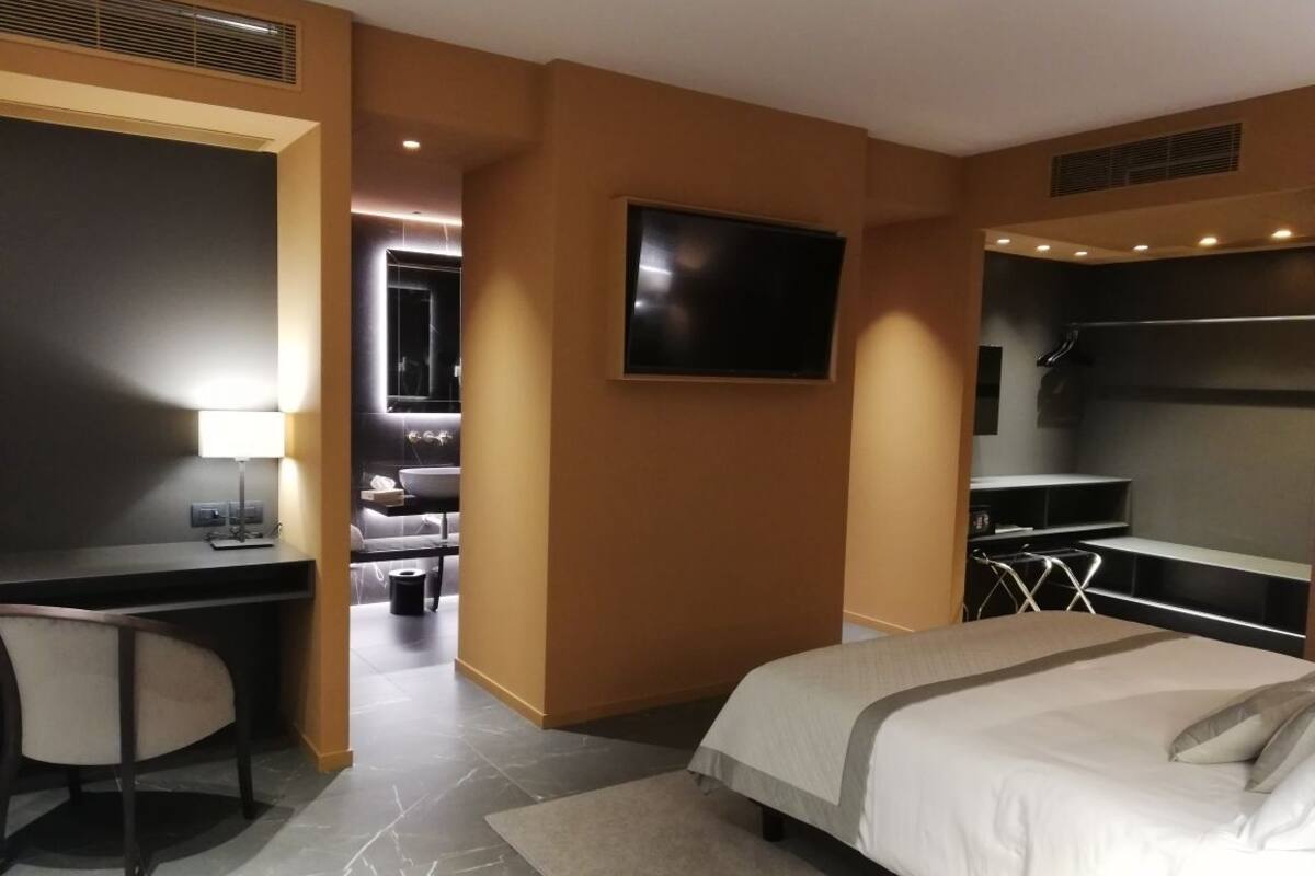 Executive Suite | Premium bedding, pillow-top beds, minibar, in-room safe