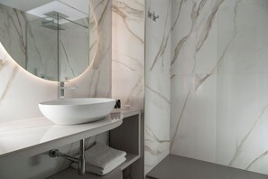 Habitación Deluxe con 1 cama doble o 2 individuales | Baño | Ducha y cabezal de ducha tipo lluvia