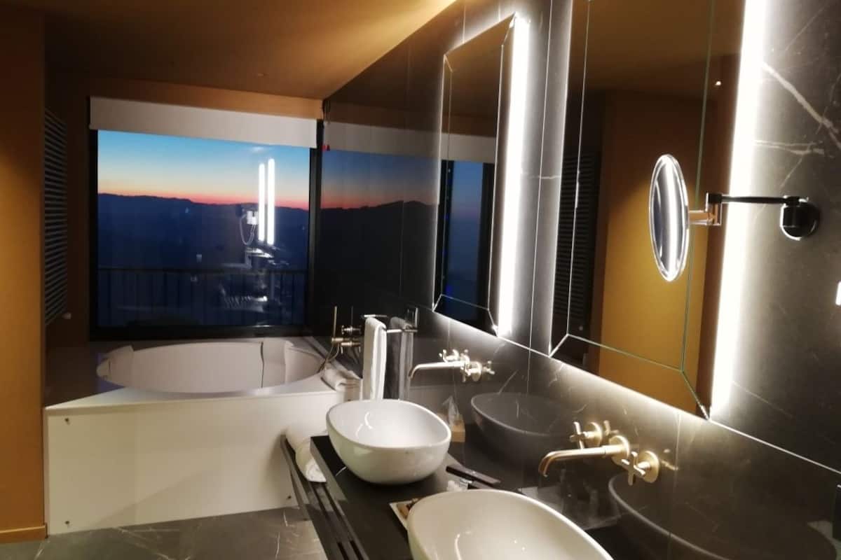 executive suite | bathroom | shower, rainfall showerhead, free toiletries, hair dryer