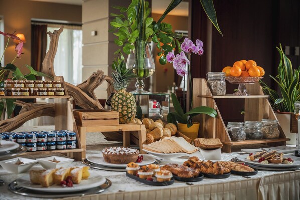 Daily full breakfast (EUR 16 per person) - Grand Hotel San Marino (San Marino)