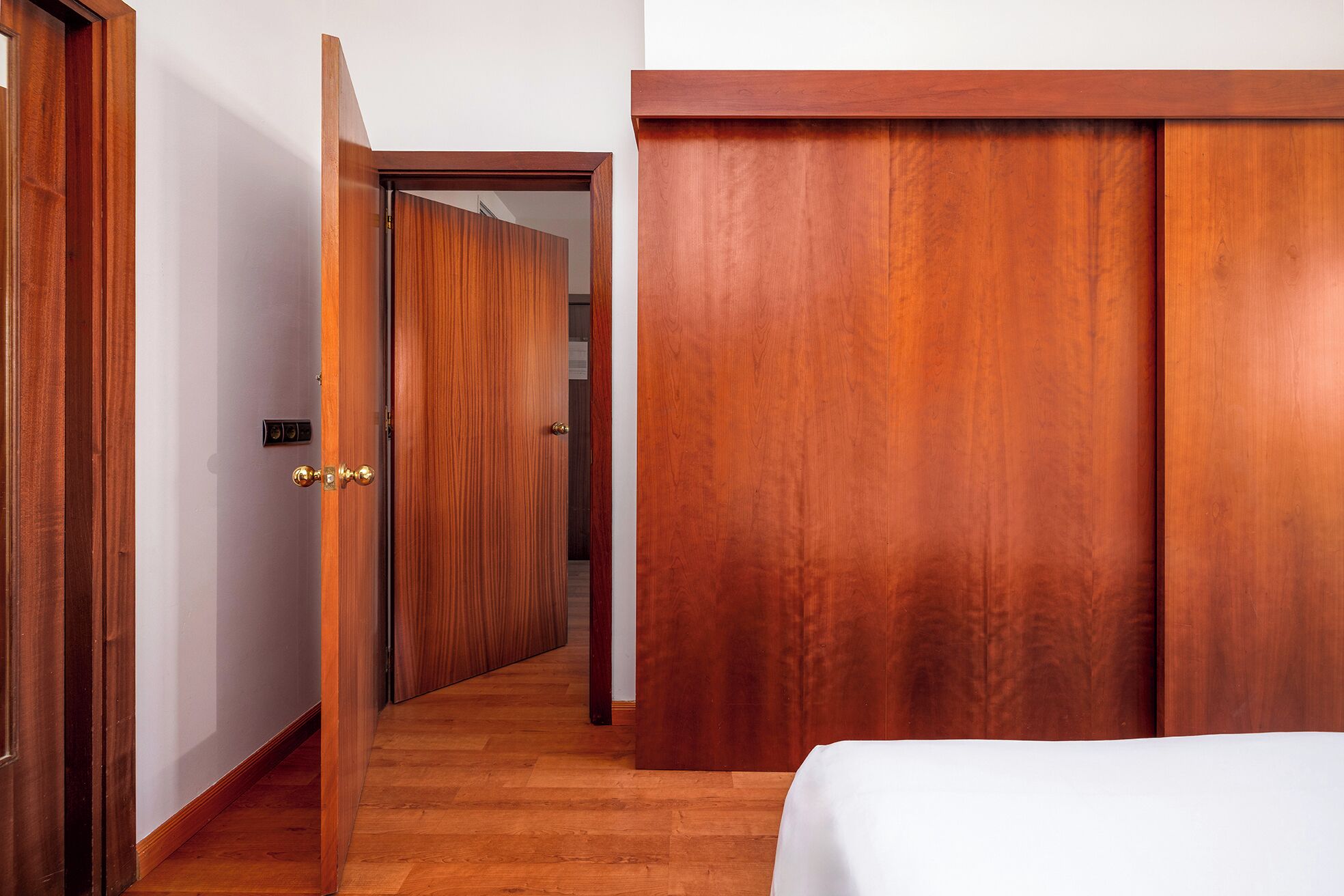 Tweepersoonskamer, 2 slaapkamers, kamers met tussendeur | Een minibar, een kluis op de kamer, een bureau, geluiddichte muren