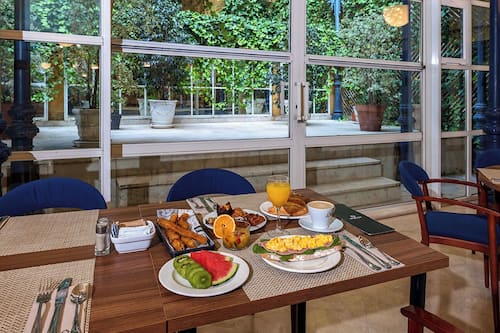 Se sirven desayunos, cenas y cocina española