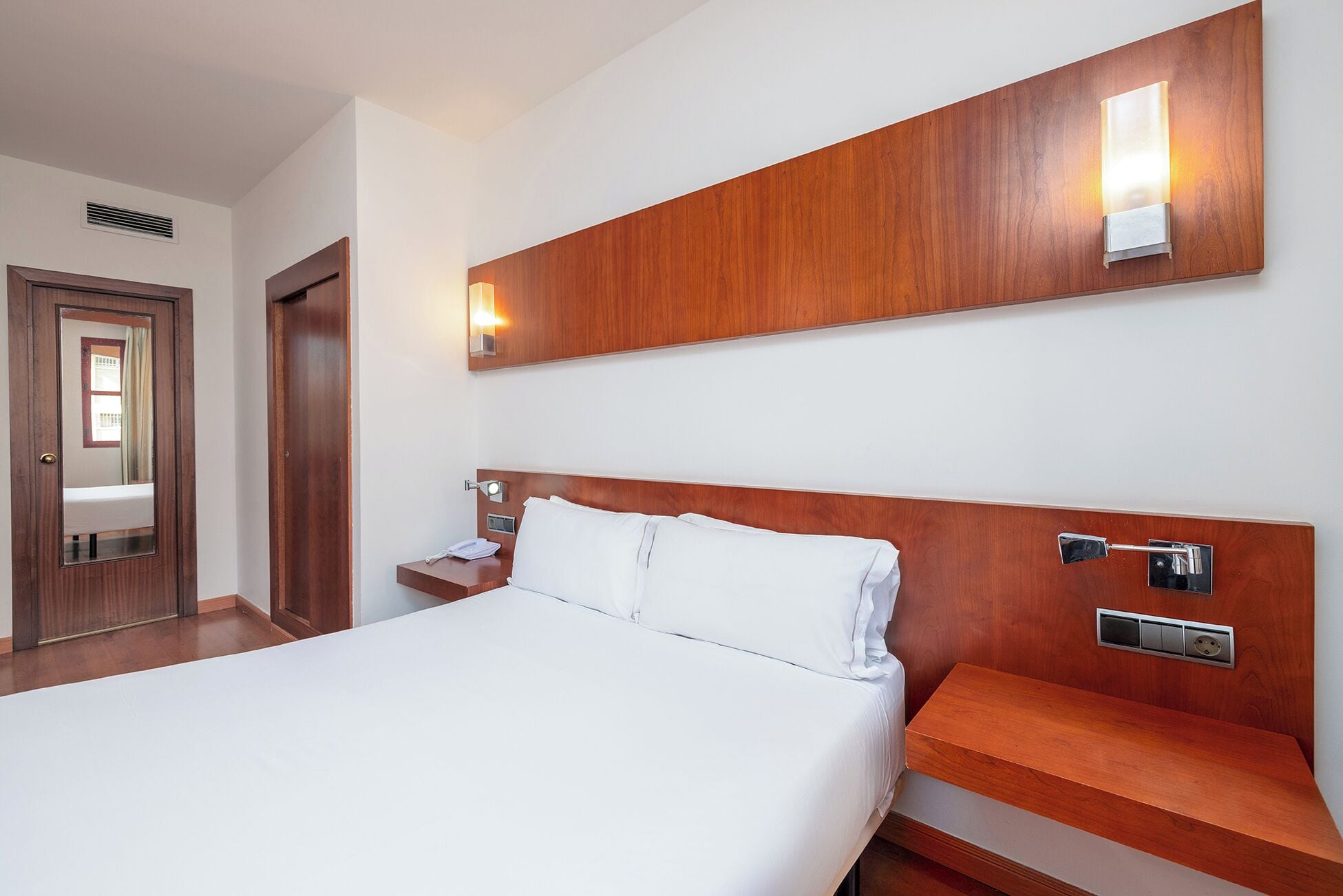 double room, 1 king bed | minibar, in-room safe, desk, soundproofing