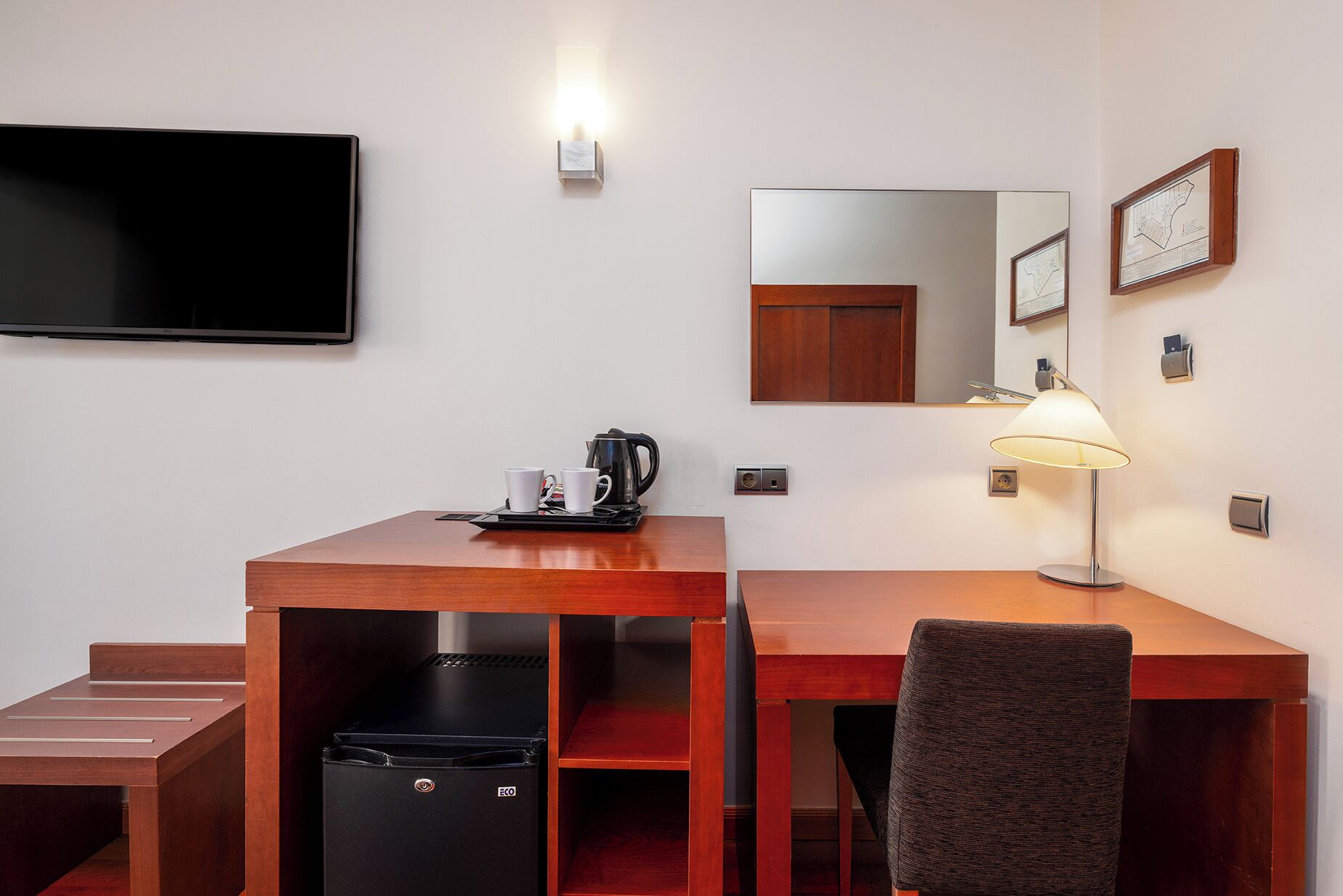 double room, 1 king bed | minibar, in-room safe, desk, soundproofing