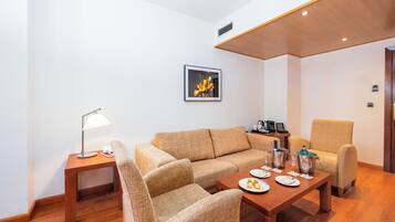 Junior Suite | Living area | 32-inch LCD TV with digital channels, TV