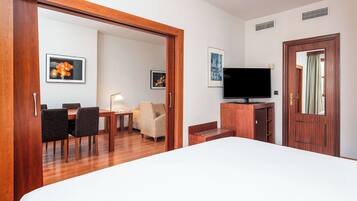 Suite junior | Minibar, caja fuerte, escritorio y sistema de insonorización