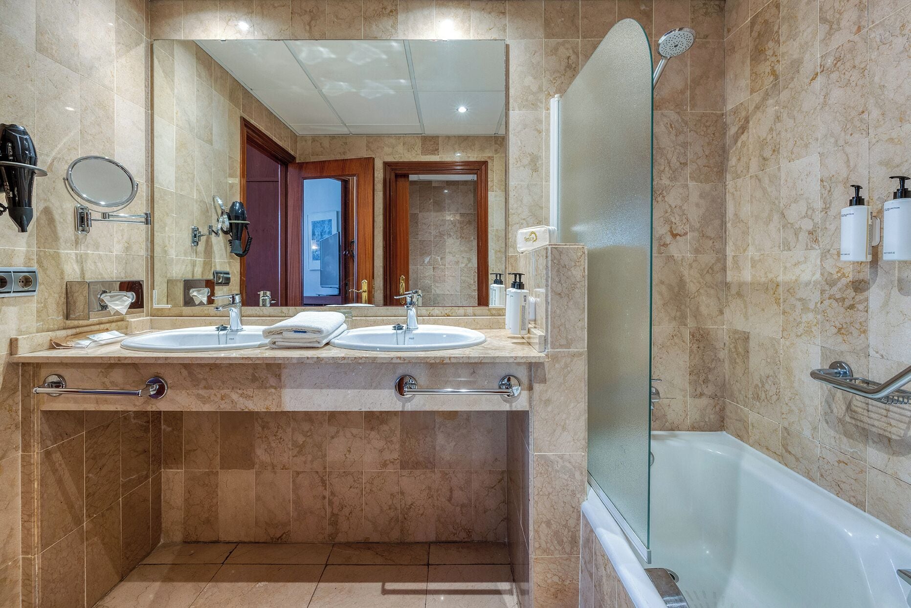junior suite | bathroom | combined shower/bathtub, eco-friendly toiletries, hair dryer, bidet