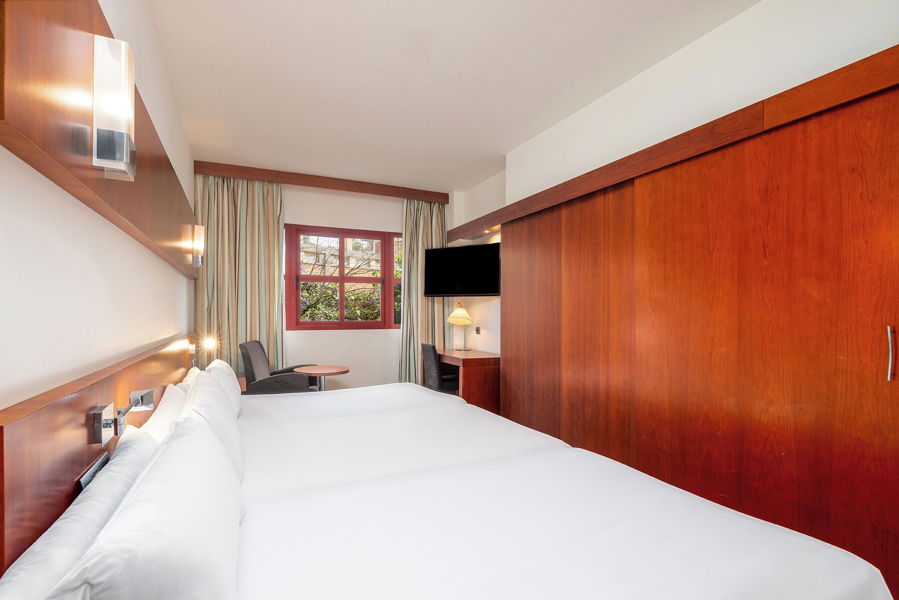 Triple Room | Minibar, in-room safe, desk, soundproofing