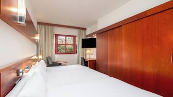 Triple Room | Minibar, in-room safe, desk, soundproofing