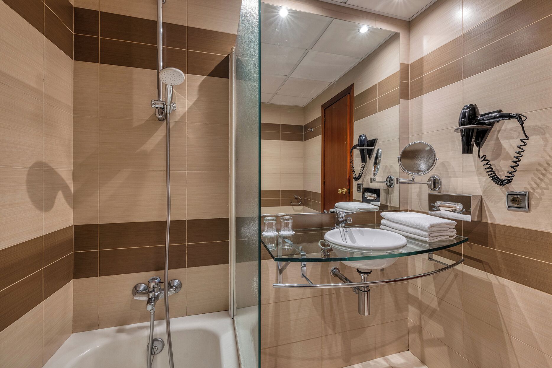 triple room | bathroom | combined shower/bathtub, eco-friendly toiletries, hair dryer, bidet
