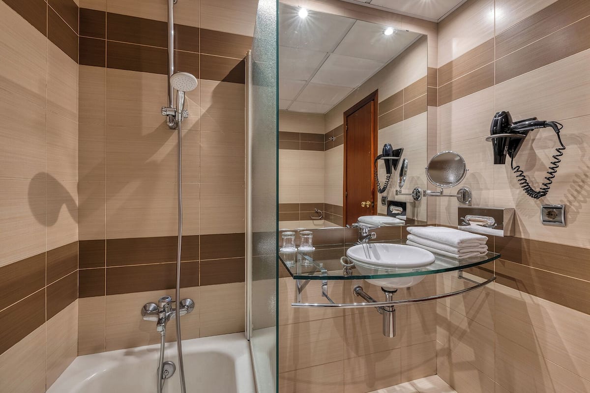 triple room | bathroom | combined shower/bathtub, eco-friendly toiletries, hair dryer, bidet