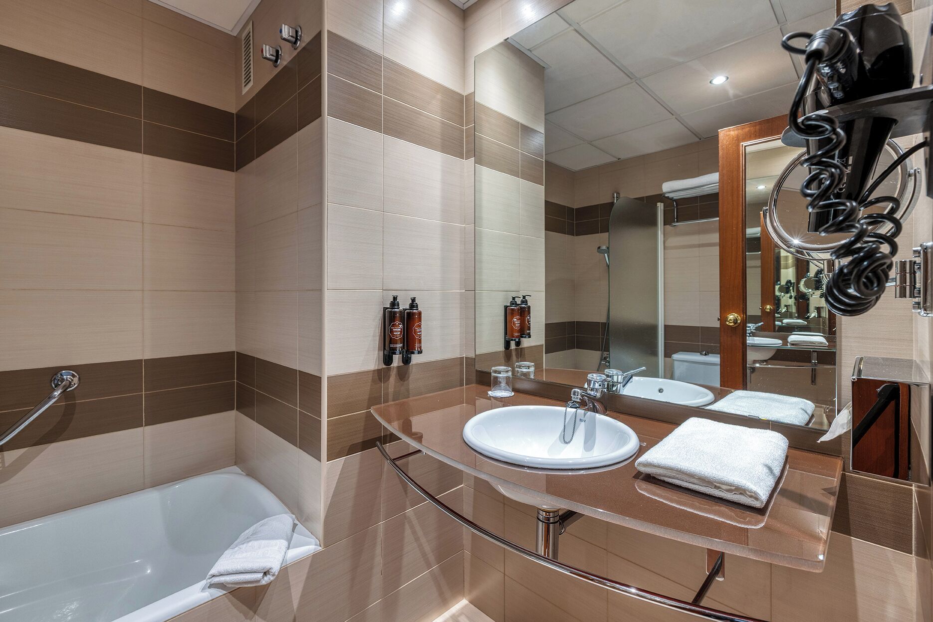single room | bathroom | combined shower/bathtub, eco-friendly toiletries, hair dryer, bidet