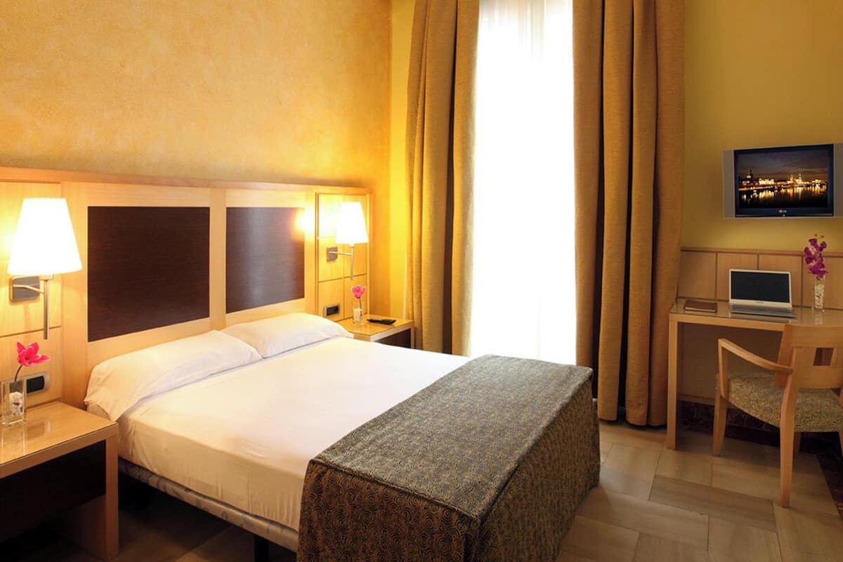 Safe på rommet, skrivebord og skrivebord for bærbar PC