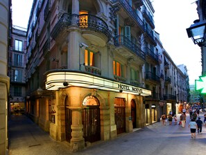 Fachada de la propiedad por la tarde o noche