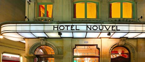 Fachada da propriedade à noite