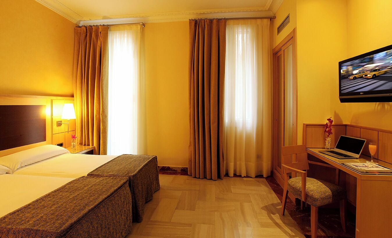 セーフティボックス (室内)、デスク、ノートパソコン用作業スペース、遮光カーテン