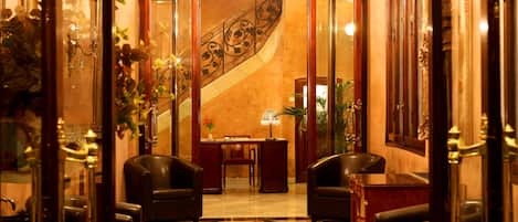Coin salon dans le hall