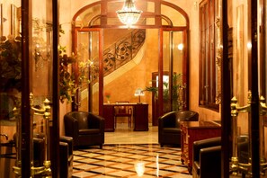 Lobby sitting area - Hotel Nouvel (Barcelona)