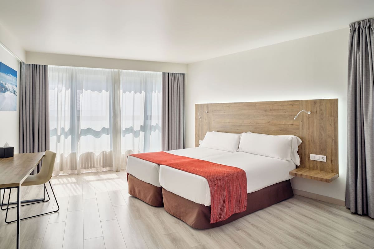 1 bedroom, premium bedding, minibar, in-room safe